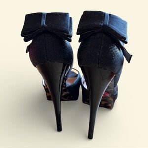 Betsy Johnson Alexxa black glitter peep toe ankle strap heels  size 10